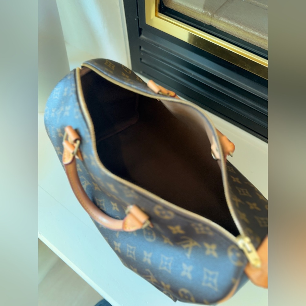 Louis Vuitton Speedy 25 Monogram Canvas Handbag – Excellent Condition